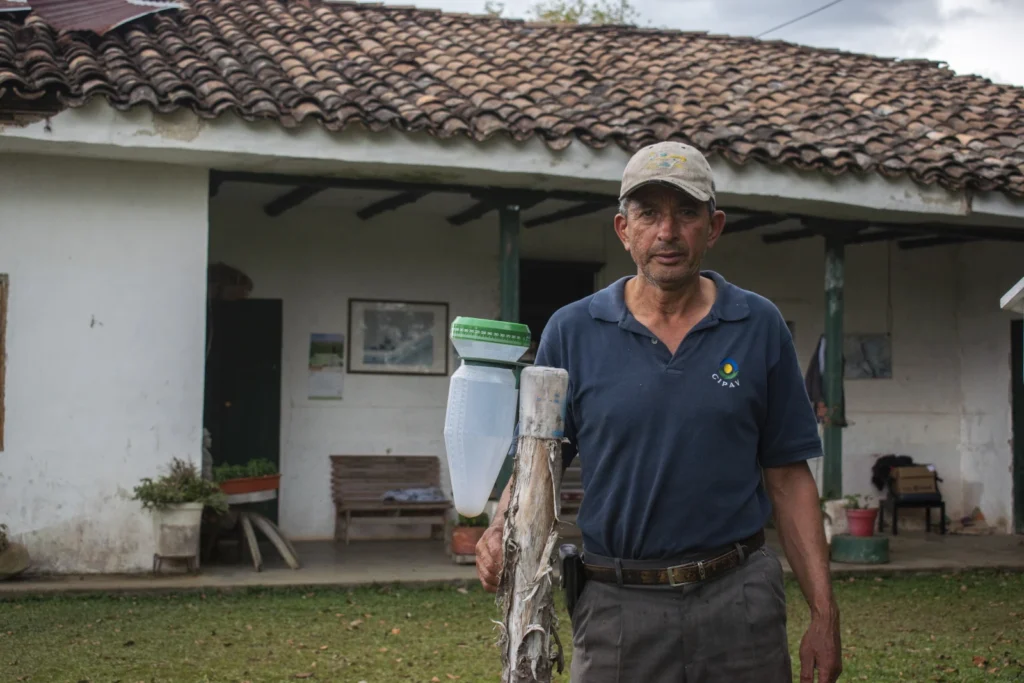 Alfredo Chará, caficultor payanés, junto al pluviómetro de su jardín. Fotografía: Alexander Campos Sandoval 