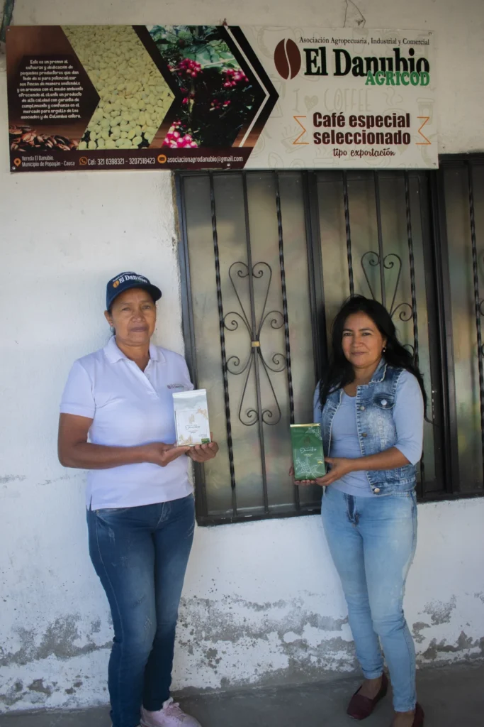 Ana Olivia Vallejo (izq.) y Dora Menéndez (der.) enseñan las presentaciones y el procesamiento de Café El Danubio, producido a través de la cooperativa Agricod, que agrupa caficultores de la zona. Fotografía: Alexander Campos Sandoval 