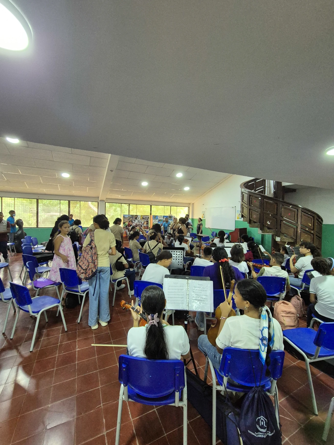 Cerca de 230 estudiantes del Caribe colombiano se reunieron en el colegio INEM del barrio El Bosque, en Cartagena, como parte de las residencias artísticas del programa Sonidos para la Construcción de Paz. 