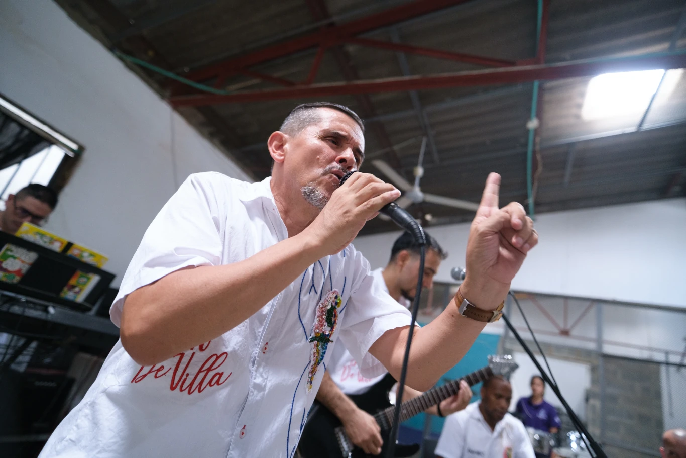 Juan Carlos Hoyos, uno de los vocalistas, logró el sueño de presentarse en la Feria de Cali junto a Guayacán y el Grupo Niche en los inicios de la orquesta Son de Villa, en 2012.
Programa Sonidos para la paz/Andrés Molano