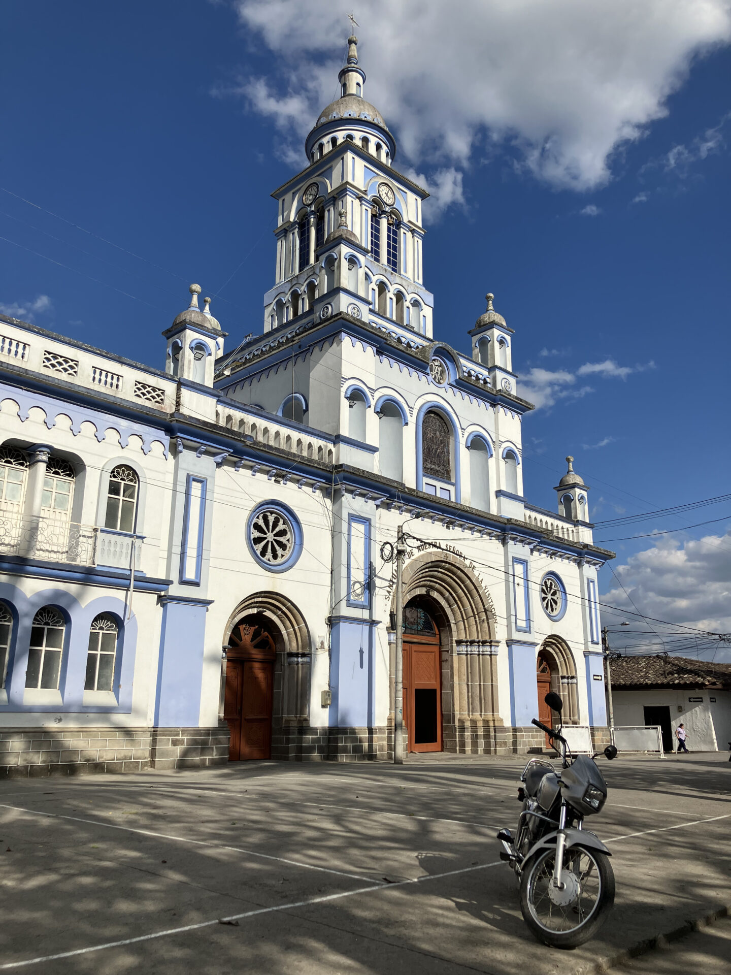 El santuario de Nuestra Señora de la Visitación, frente al parque central de Ancuya. Foto: Christopher Tibble