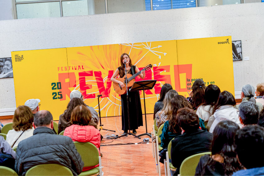 La cantautora Victoria Sur en un evento del Festival Reverso 2025. Fotografía Luis Gabriel Morales