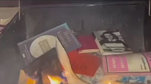 Fotograma de la quema de libros