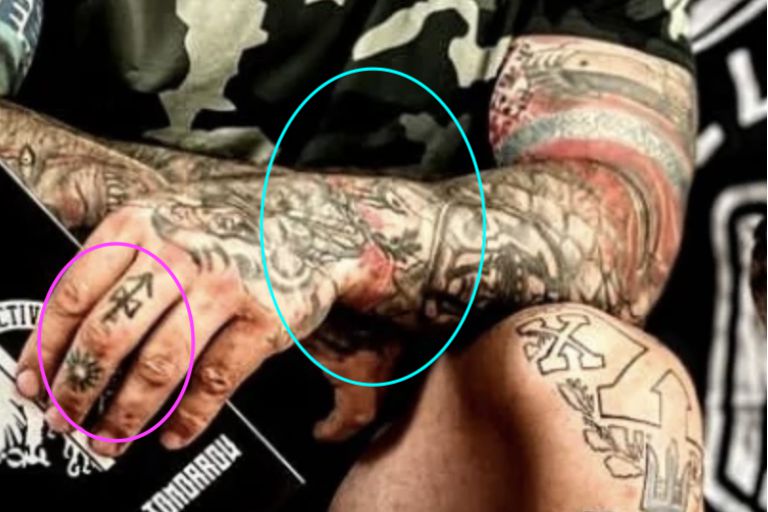 Detalle de tatuajes en mano y muñeca