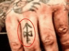 Superposición usada para comparar el tatuaje