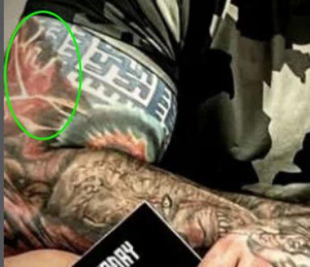 Detalle de un tatuaje en el brazo