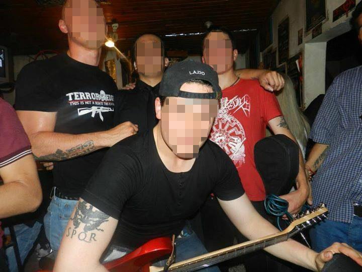Fotografía de una banda neonazi en Bogotá