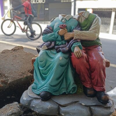 A pie, por las calles del sismo Foto Portada