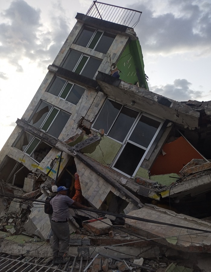 Edificio de cinco pisos reducido a tres en Dosquebradas
