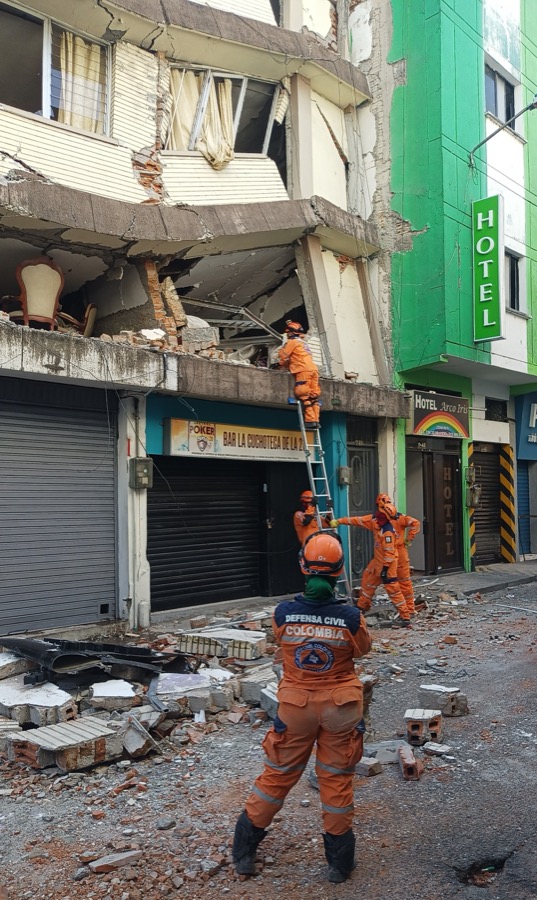 Socorristas llamando a sobrevivientes en el centro de Pereira