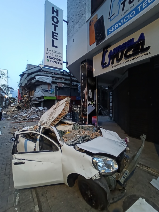 Automóvil sin ocupantes en el centro de Pereira