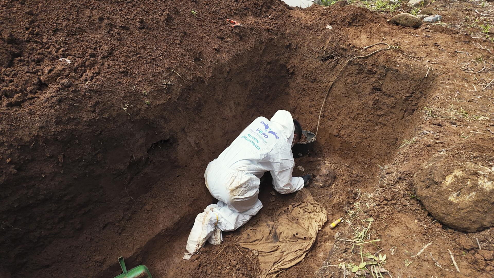 Labores de prospección de la UBPD en el cementerio comunitario de Miravalles