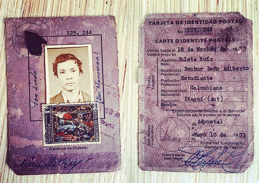 Tarjeta de identidad del activista León  Zuleta, fundador del Movimiento de Liberación Homosexual en Colombia. 1971