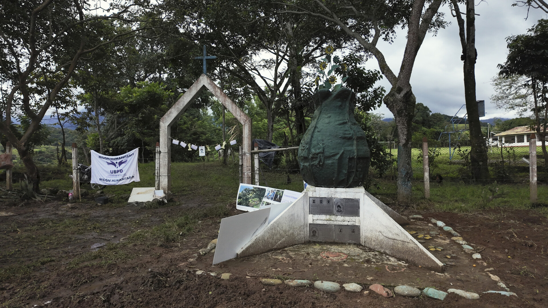 Monumento a las víctimas de la Unión Patriótica en el cementerio de Miravalles