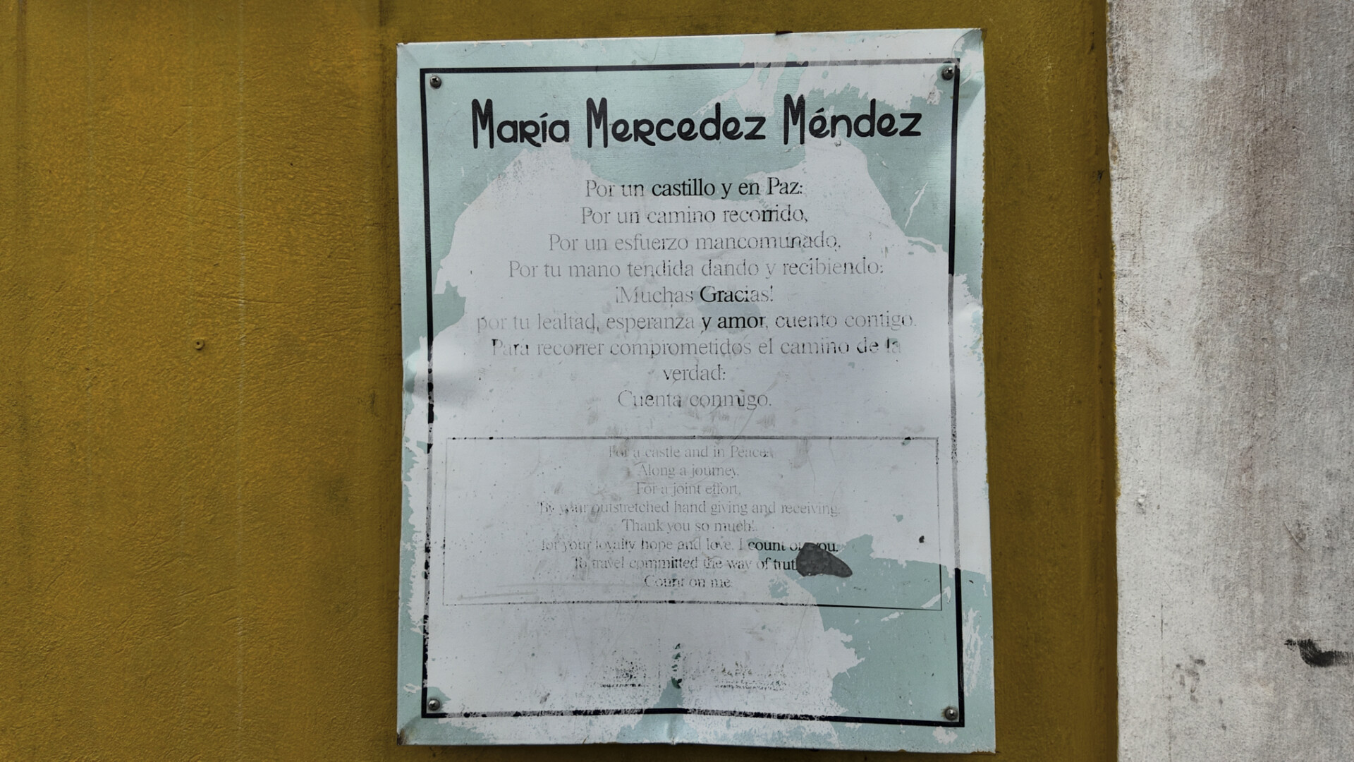 Placa en memoria de María Mercedes Méndez en el parque principal de El Castillo